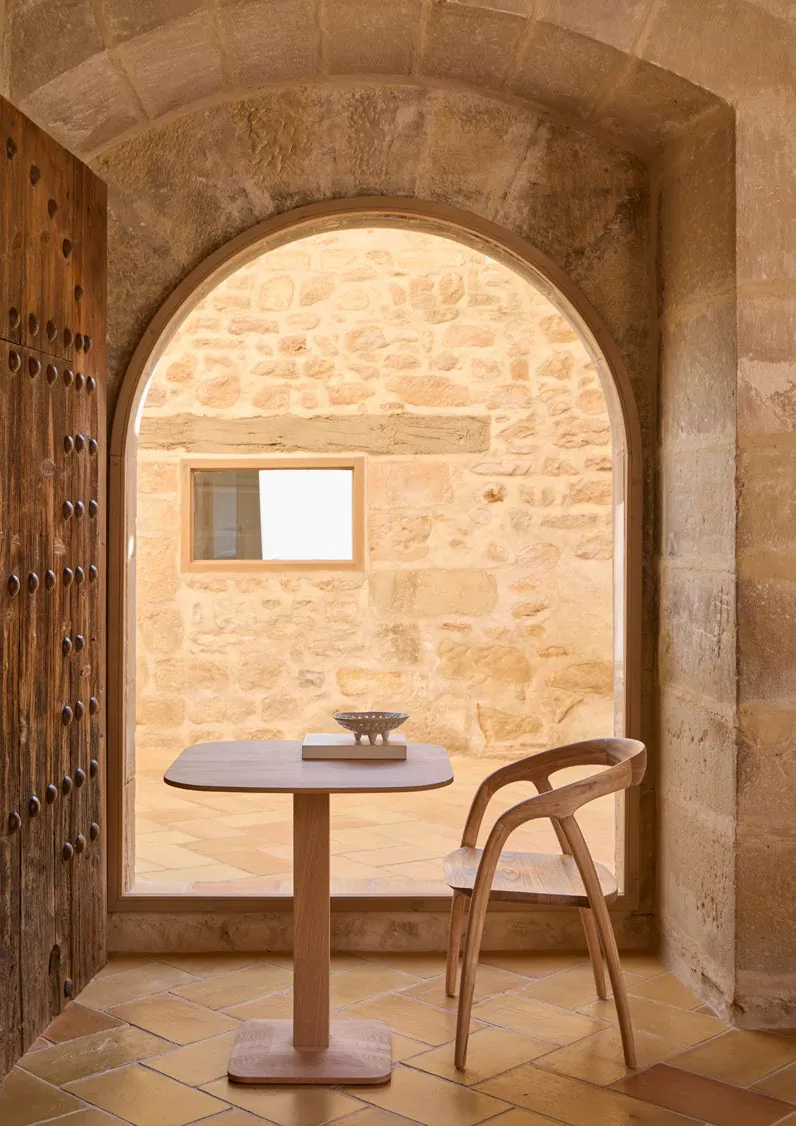 Paul Bar Table